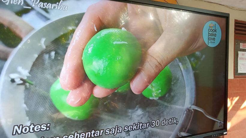 Lestarikan Kuliner Tradisional, SDN Kalipang 1 Grati Gelar Pembiasaan “Rabu Budaya Makan Klepon”