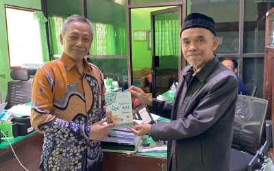 Buku “Nahwu Qur’ani” Tembus Cetakan Ke-5, Kepala KUA Pusaka Sukorejo Serahkan Karya Best Seller ke Kemenag Pasuruan