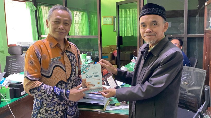Buku “Nahwu Qur’ani” Tembus Cetakan Ke-5, Kepala KUA Pusaka Sukorejo Serahkan Karya Best Seller ke Kemenag Pasuruan