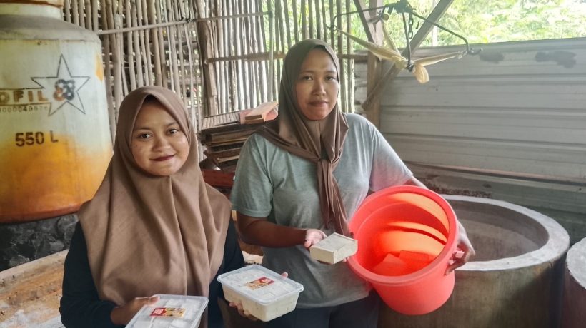 Dukung Kemajuan UMKM, KUA Prigen Serahkan Sertifikat Halal Gratis kepada Produsen Tahu di Dayurejo