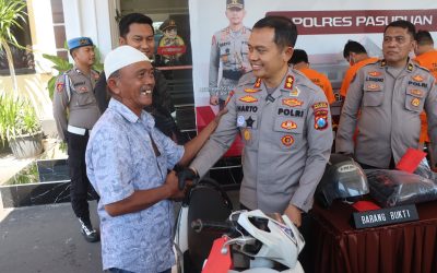 Kapolres Pasuruan Kembalikan Motor Curian kepada Korban, Tangis Haru Warnai Penyerahan Motor