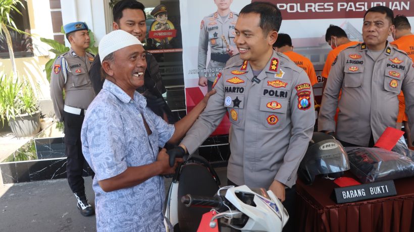 Kapolres Pasuruan Kembalikan Motor Curian kepada Korban, Tangis Haru Warnai Penyerahan Motor