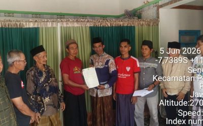 Kepala KUA Purwosari Serahkan Akta Ikrar Wakaf Musholla Darul Al-Muttaqin di Pucangsari