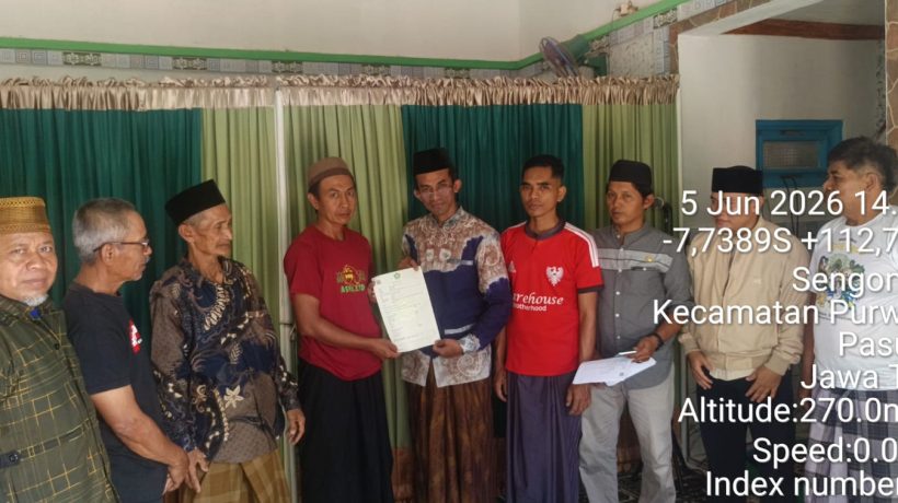 Kepala KUA Purwosari Serahkan Akta Ikrar Wakaf Musholla Darul Al-Muttaqin di Pucangsari