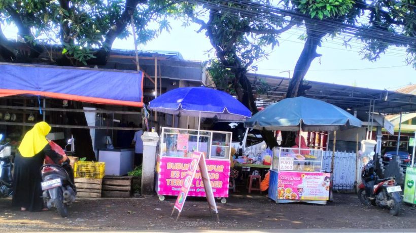 Manis Lembut Menggoda: Menikmati Kelezatan Es Pisang Ijo dan Bubur Campur Tradisional di Sidowayah Beji