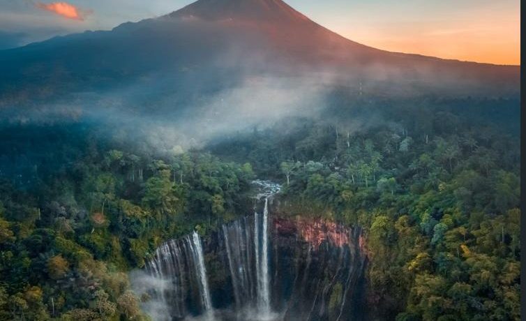 Libur Iduladha dan Waisak, Air Terjun Tumpak Sewu Lumajang Diserbu Hampir 10 Ribu Wisatawan