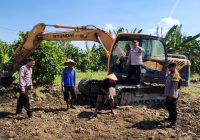 Polres Pelabuhan Tanjungperak Datangkan Alat Berat Bantu Petani Olah Lahan Pascapanen
