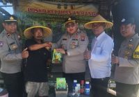 Polres Pelabuhan Tanjungperak Salurkan Bantuan Bibit dan Obat Hama untuk Kelompok Tani