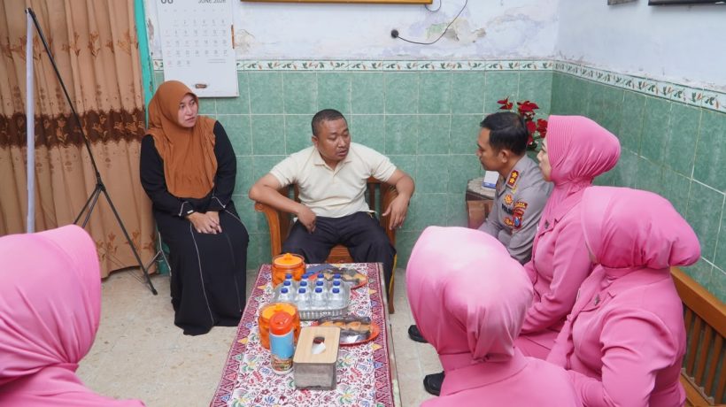 Hari Bhayangkara ke-80, Kapolres Pasuruan Anjangsana Anggota Sakit dan Warakawuri