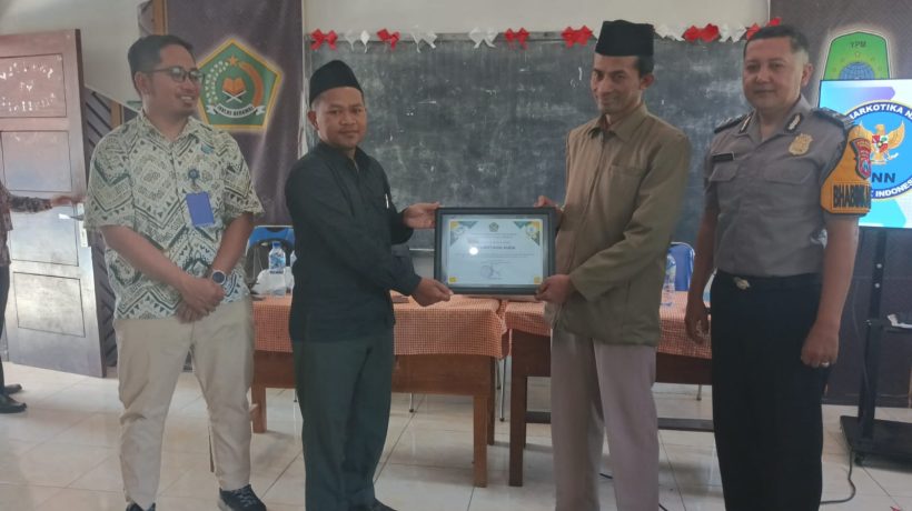 KUA Purwosari Gandeng BNN dan Polsek Gelar BRUS di MTs Miftahul Huda Cendono