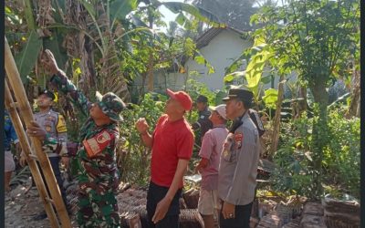 Sinergi TNI-Polri dan Warga Randuagung Gotong Royong Bedah Rumah Sunarwi