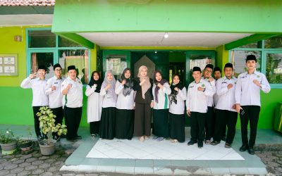 Sambangi KUA Beji, Ny. Mela Rusdi Sutejo Serahkan Ikrar Syahadah Dua Warga Mualaf