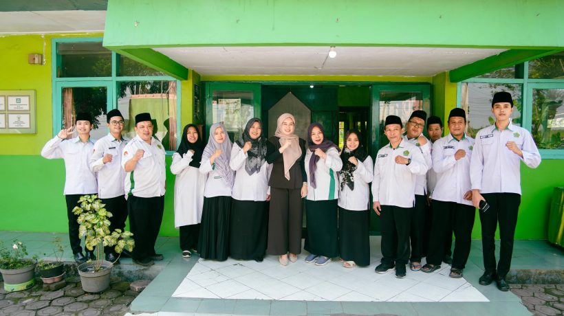 Sambangi KUA Beji, Ny. Mela Rusdi Sutejo Serahkan Ikrar Syahadah Dua Warga Mualaf