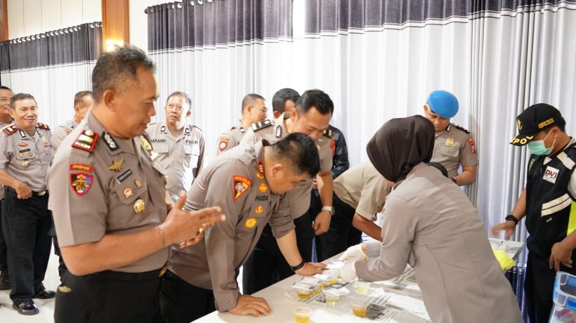 Komitmen Bersih Narkoba, Kapolres Situbondo Jalani Tes Urine bersama PJU dan Kapolsek Jajaran