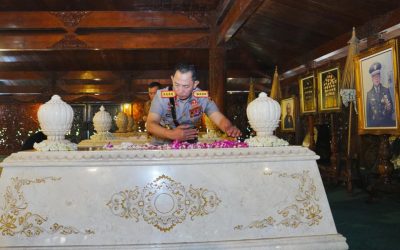 Usai Soekarno dan Gus Dur, Kapolri Ziarah-Tabur Bunga ke Makam Soeharto
