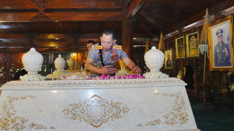 Usai Soekarno dan Gus Dur, Kapolri Ziarah-Tabur Bunga ke Makam Soeharto