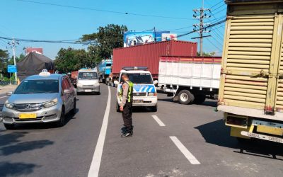 Satlantas Polres Pasuruan Turunkan Personel Amankan Antrean Kendaraan di SPBU Cangkringmalang Beji