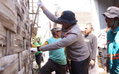 Sambut Hari Bhayangkara ke-80, Polres Lamongan Bedah Rumah Warga Tak Layak Huni dan Salurkan Bansos