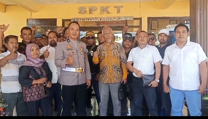 HUT Bhayangkara ke-80: Kapolsek Rembang Terharu Dapat Kejutan Tumpeng dari Aktivis dan Koalisi NGO