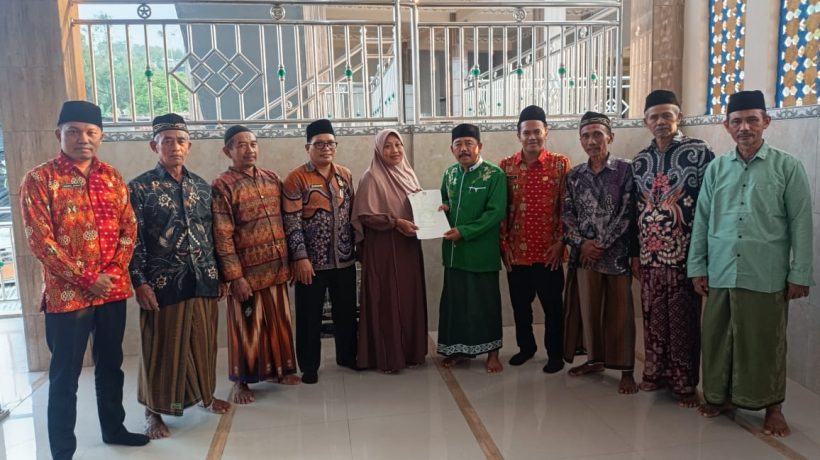 Resmi, KUA Prigen Pasuruan Serahkan Akta Ikrar Wakaf Kepada Yayasan Al-Hidayah