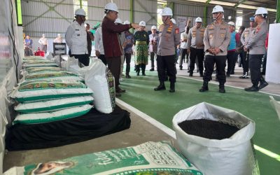 Kapolri Tinjau Pabrik Pupuk Batu Bara di Kampar, Lepas Distribusi 80 Ton Pupuk untuk Kelompok Tani Riau