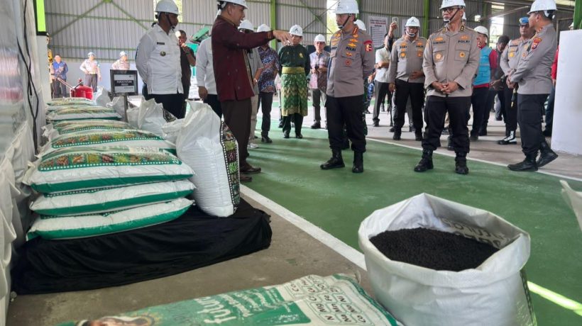 Kapolri Tinjau Pabrik Pupuk Batu Bara di Kampar, Lepas Distribusi 80 Ton Pupuk untuk Kelompok Tani Riau