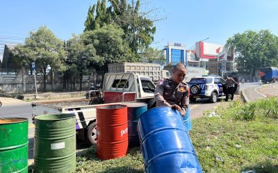Tekan Angka Kecelakaan, Satlantas Polres Pasuruan Pasang Pembatas Berfosfor di Jalur Blackspot Apollo Gempol
