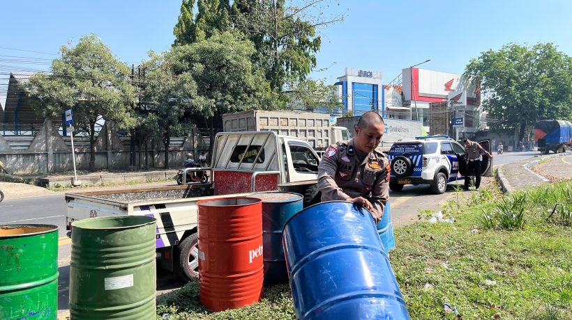 Tekan Angka Kecelakaan, Satlantas Polres Pasuruan Pasang Pembatas Berfosfor di Jalur Blackspot Apollo Gempol