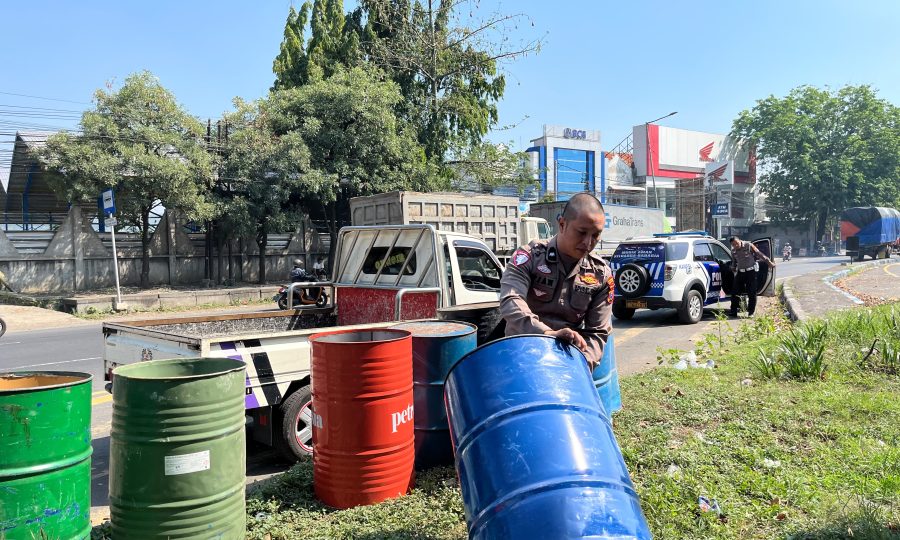 Tekan Angka Kecelakaan, Satlantas Polres Pasuruan Pasang Pembatas Berfosfor di Jalur Blackspot Apollo Gempol