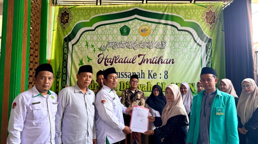 KUA Nguling Serahkan Rekomendasi Izin Madin Al-Amin, Kepala KUA: Bangun Generasi Qurani Sejak Dini