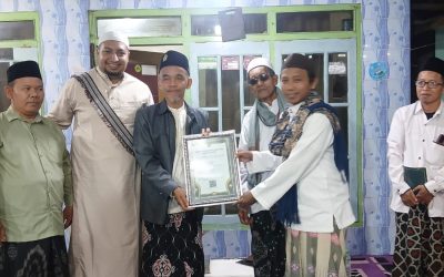 Kepala KUA Sukorejo Serahkan Piagam Pendirian Majelis Taklim Syubbanul Yaum di Sumbersemek