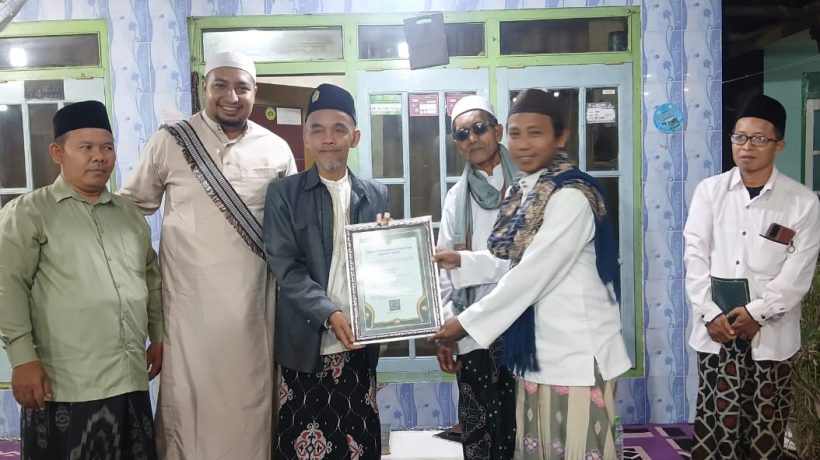 Kepala KUA Sukorejo Serahkan Piagam Pendirian Majelis Taklim Syubbanul Yaum di Sumbersemek