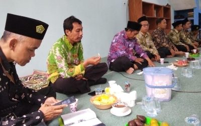 Pererat Ukhuwah, KUA Pusaka Sukorejo Gelar Pembinaan Rutin Bersama Pegawai dan Imamuddin