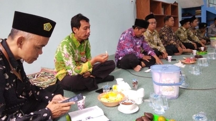 Pererat Ukhuwah, KUA Pusaka Sukorejo Gelar Pembinaan Rutin Bersama Pegawai dan Imamuddin