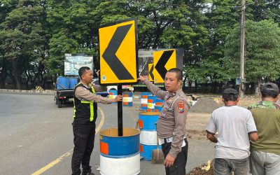 Satlantas Polres Pasuruan Pasang Rambu Chevron di Blackspot Bundaran Apollo