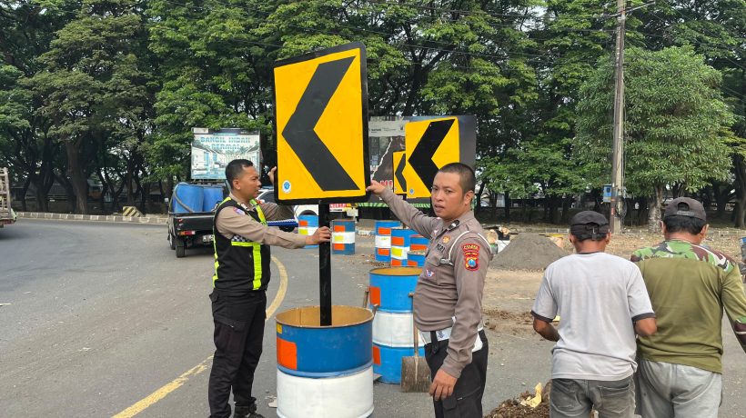 Satlantas Polres Pasuruan Pasang Rambu Chevron di Blackspot Bundaran Apollo