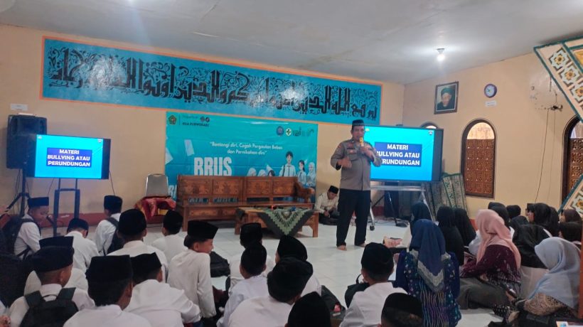 Satbinmas Polres Pasuruan Perkuat Kesadaran Santri Lewat Cooling System dan Dialog Interaktif di Ponpes Al Inayah