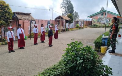 Tanamkan Disiplin Sejak Dini, Babinsa Desa Ngadirejo Latih Siswa SDN Ngadirejo I Tutur Jadi Petugas Upacara