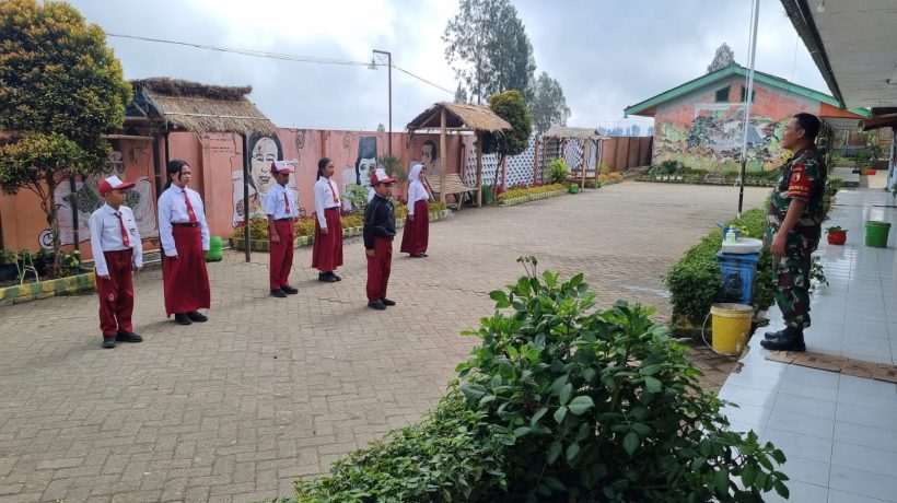 Tanamkan Disiplin Sejak Dini, Babinsa Desa Ngadirejo Latih Siswa SDN Ngadirejo I Tutur Jadi Petugas Upacara