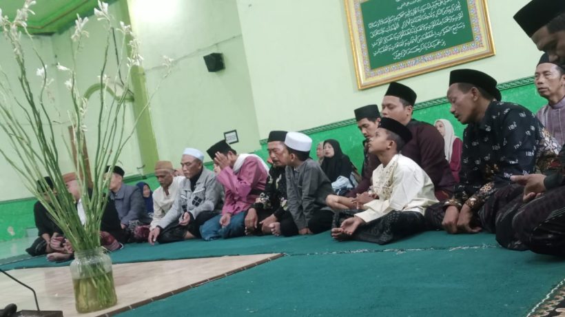 Pererat Silaturahmi, Keluarga Besar KUA Grati Gelar Ziarah Religi Wali Lima di Wilayah Probowangi