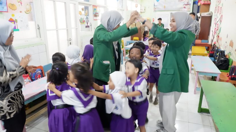 Dorong Literasi Anak Usia Dini, KKN Unusa Hadirkan Pojok Baca di TK Tunas Adipura Wonorejo