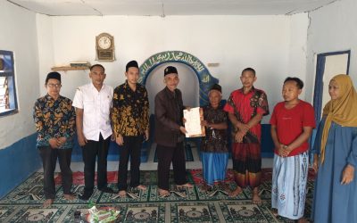 KUA Pusaka Sukorejo Serahkan Akta Ikrar Wakaf di Musholla Addariyan Sebandung