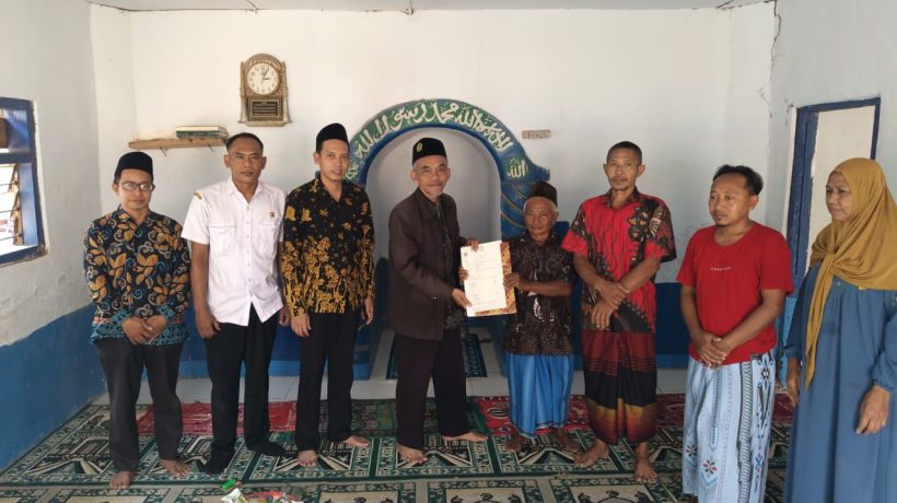 KUA Pusaka Sukorejo Serahkan Akta Ikrar Wakaf di Musholla Addariyan Sebandung