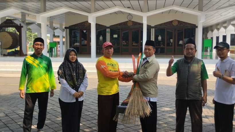 Sukseskan Program Kemenag, KUA Kejayan Gelar ‘Geber Masjid’ di Sladi dan Masjid Tiban