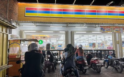 Nikmatnya Nostalgia, Telur Gulung 96 dan Cireng Jadul Bangil Jadi Favorit Tempat Nongkrong Warga