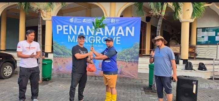 Dukung Kelestarian Pesisir Surabaya, TPS Serahkan 3.000 Bibit Mangrove ke DLH