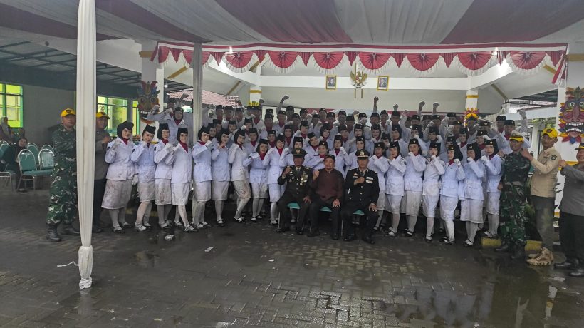 Paskibra Kecamatan Tutur Tunjukkan Semangat Luar Biasa, Hujan Deras Tak Surutkan Pengabdian di Lapangan Nongkojajar