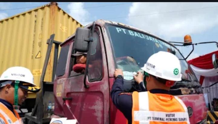 Peringati HUT ke-81 RI, Pelindo Terminal Petikemas dan Regional 3 Gelar Uji Emisi 100 Truk di TTL dan TPS