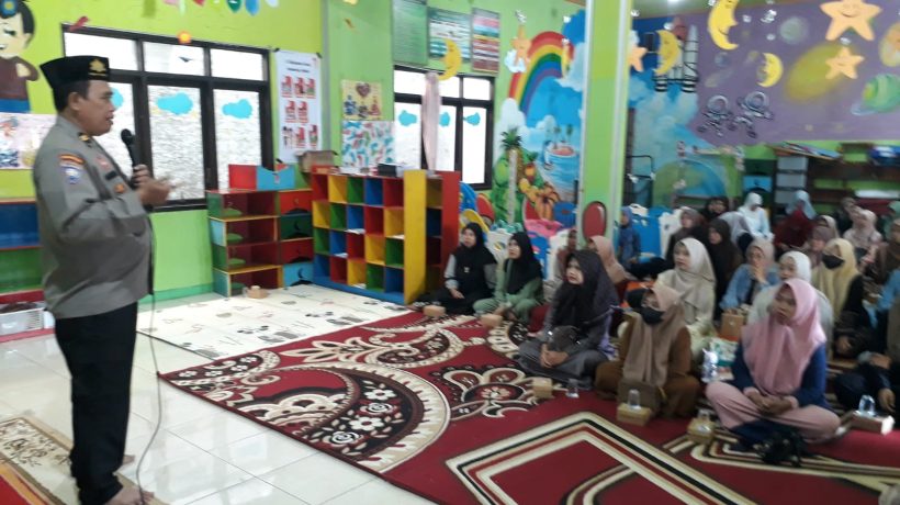 Polres Pasuruan Tanamkan Nilai Disiplin dan Kesadaran Hukum kepada Wali Murid KB/RA Persis Bangil