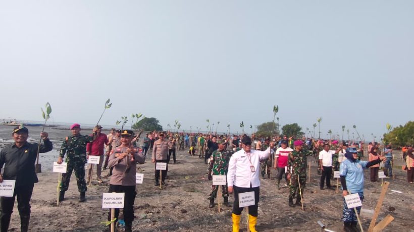 Peringati HUT TNI Ke-81, Kodim 0819/Pasuruan Gelar Aksi Tanam 1.000 Mangrove dan Bagikan Bansos di Nguling